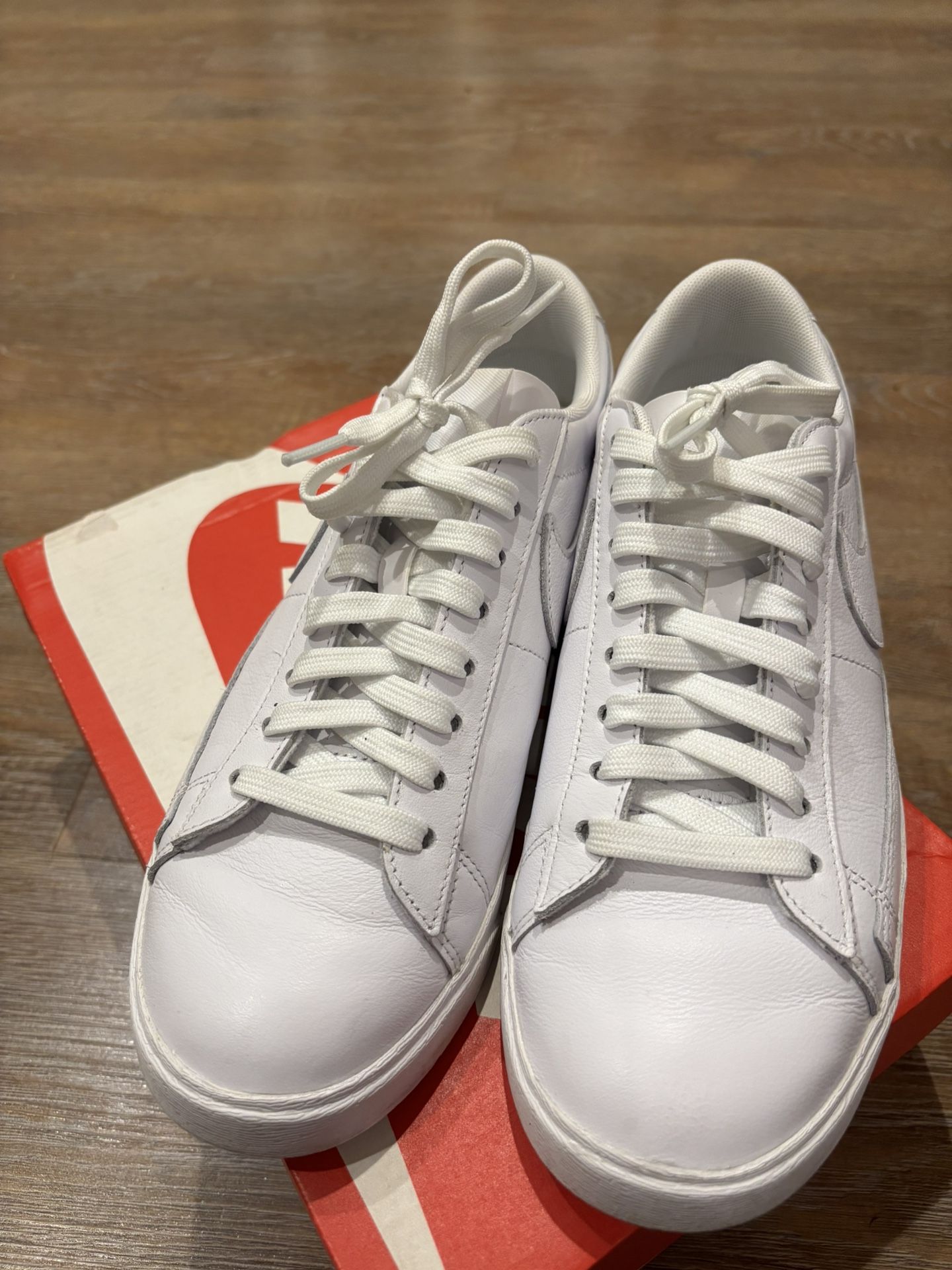 Nike Blazer Low. Women’s size 8.5 EUC. Color: White