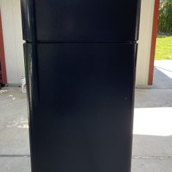 Frigidaire Top And Bottom Refrigerator Working Great 