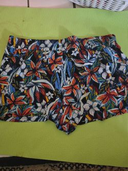 Apt. 9 floral print shorts featuring a tropical pattern and an elastic waistband with pockets