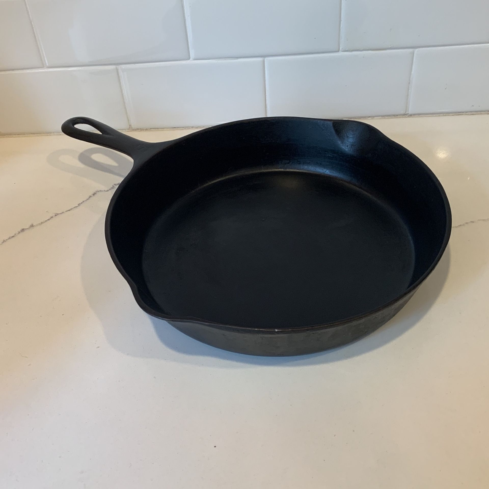 Griswold No 8 Vintage Cast Iron Skillet (704z)