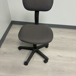 🪑 For Sale: 6 Adjustable Office Chairs — Great for Workstations or Classrooms!