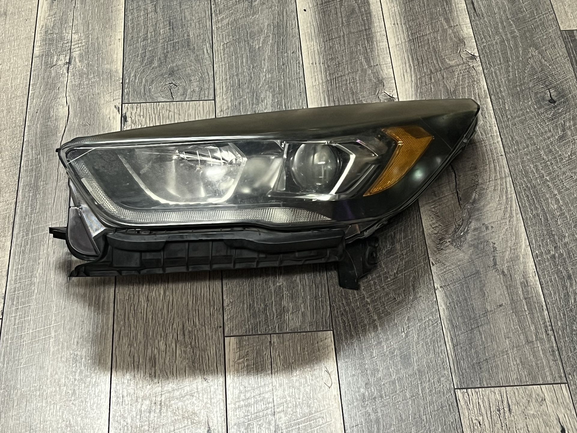 20172019 FORD ESCAPE HEADLIGHT HALOGEN W/LED IN NICE CONDITION for