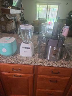 Varios kitchen appliances