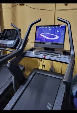 Store display model Nordictrack X24 Treadmill