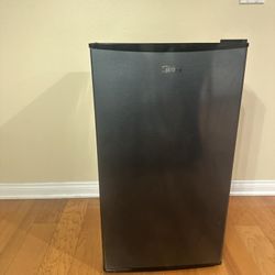 Media Mini Refrigerator 