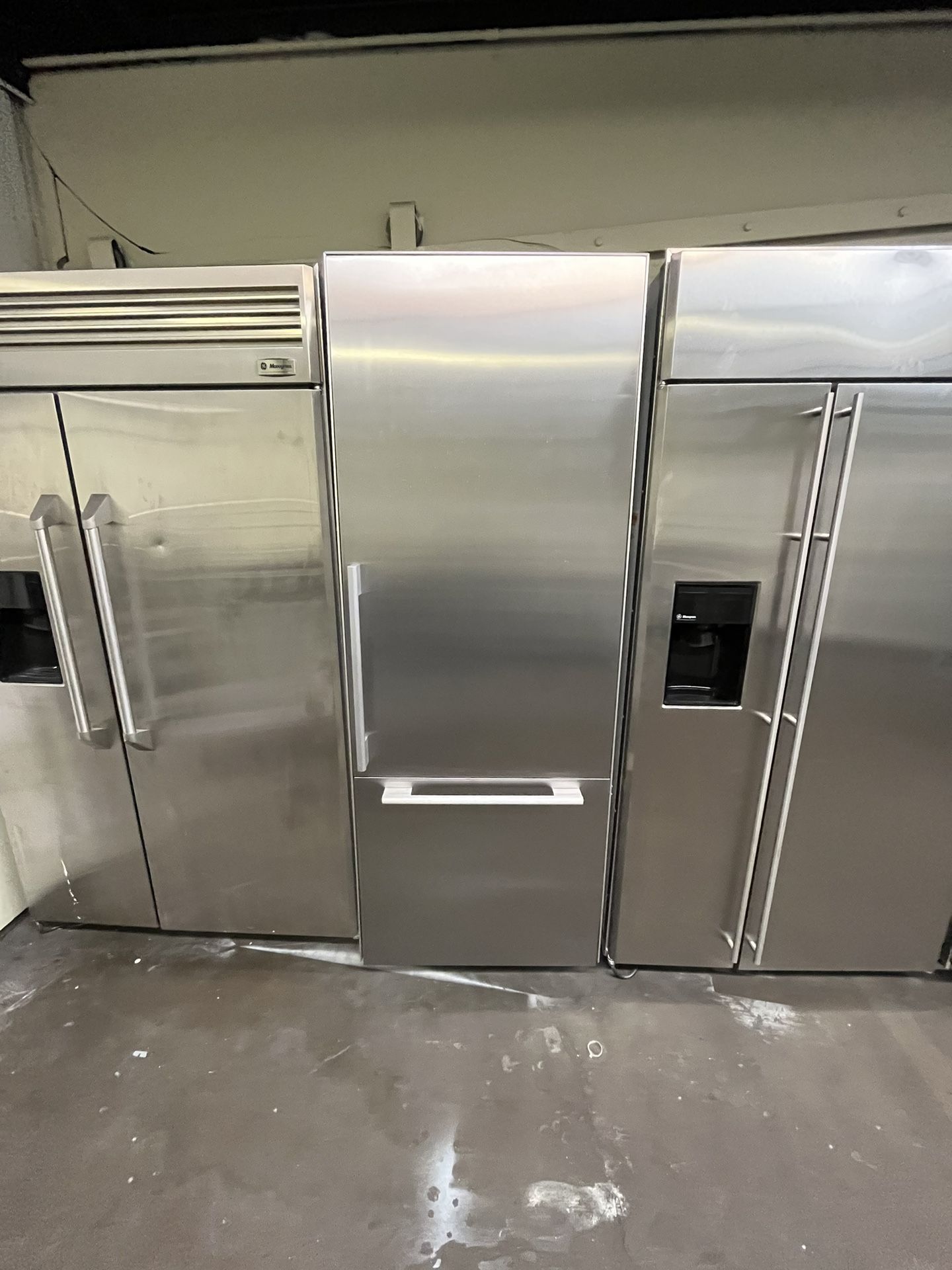MIELE STAINLESS STEEL 30” REFRIGERATOR WITH ICE MAKER