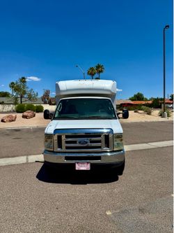 2011 Ford E350 Super Duty Cutaway • Cutaway Van 2D