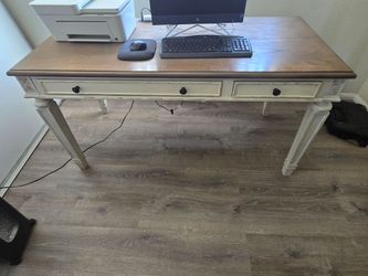 Realyn desk