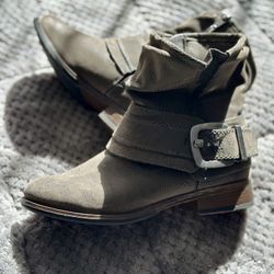 Size 5 Women Boots Zipperup Gray