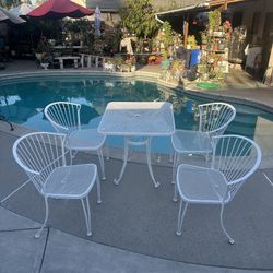 Beautiful White Outdoor Patio Set!!
