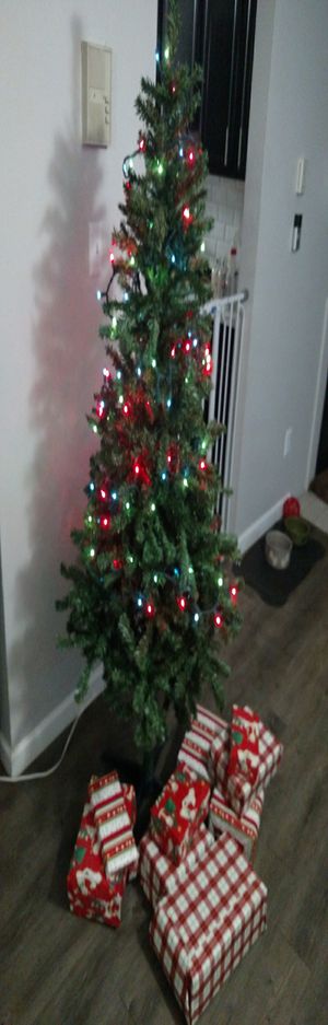 Photo 6 ft Fake Christmas Tree, Peninsula Pine w 30ft multicolor lights