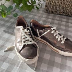 CLARKS UNSTRUCTURED GOLD METALLIC TENNIS SHOES -SIZE 6