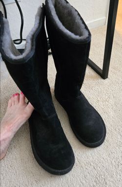 Ugg boots tall black barely ever wornUgg boots tall black barely ever worn.