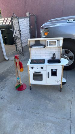 Play kitchen set works overall good / with little cleaning stuff