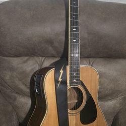 GUITARRA ELECTROACUSTICA YAMAHA  ,$330 OBO. 