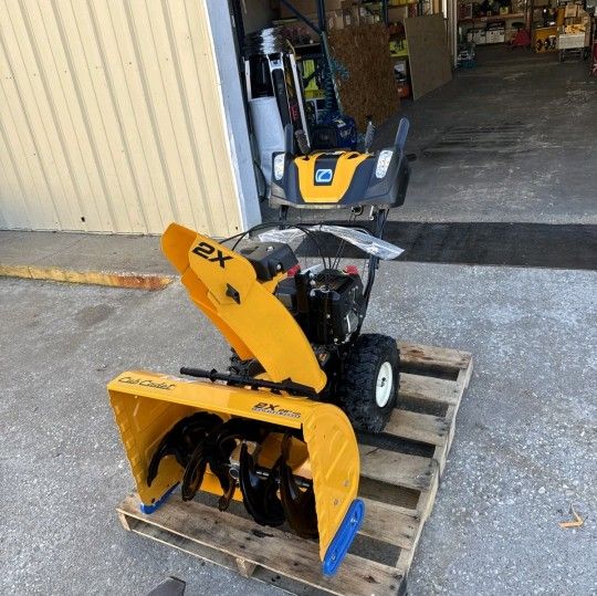 Cub Cadet Snow blower 26inch 2stage. Electric start 243cc. open box