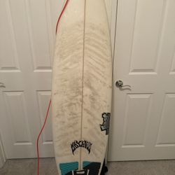 Surfboard 5’10” w/ fins & leash
