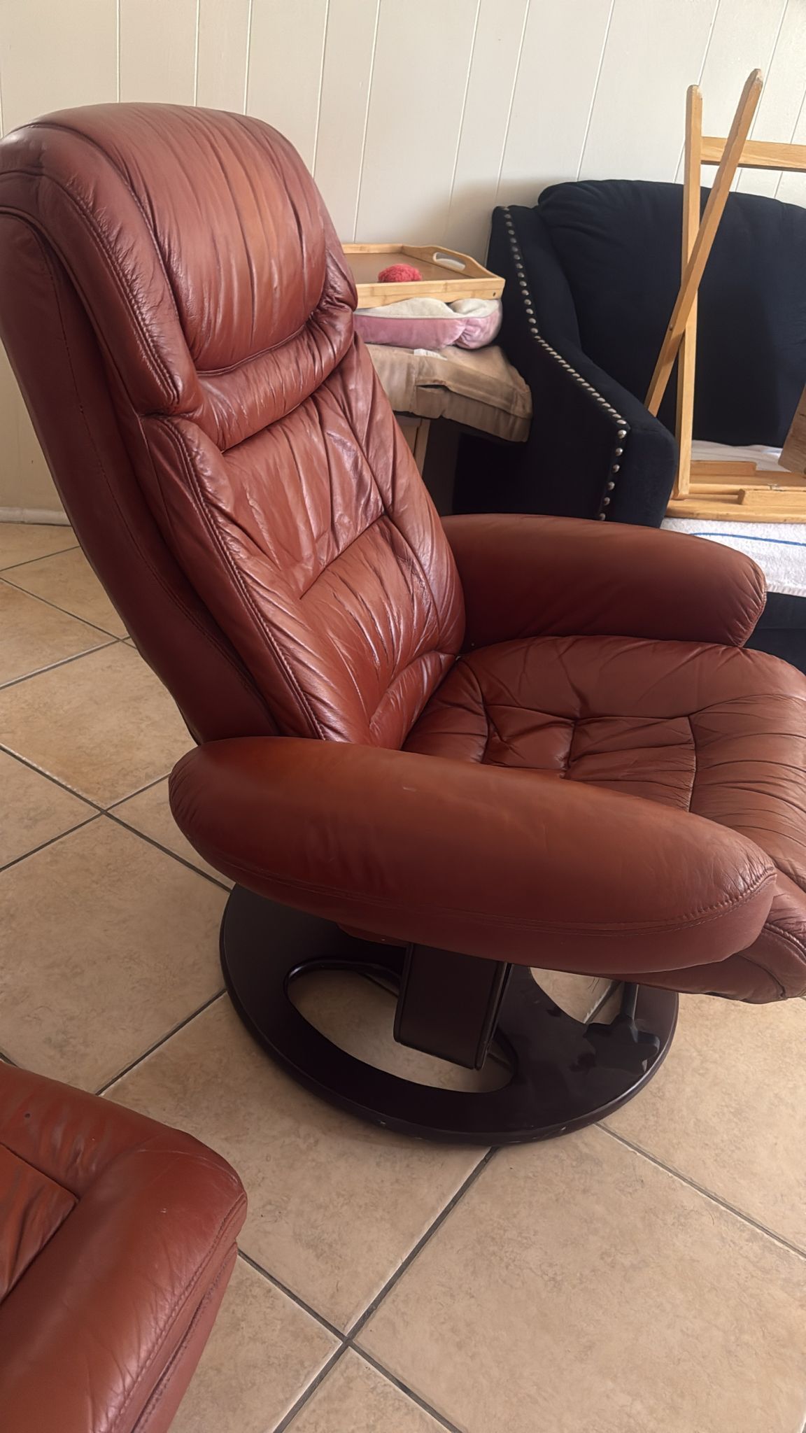 Faux leather chair whit ottoman.