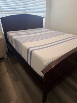 Queen brown wood bed set