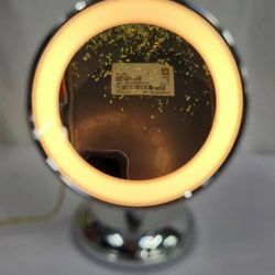Magnifying Mirror With Light