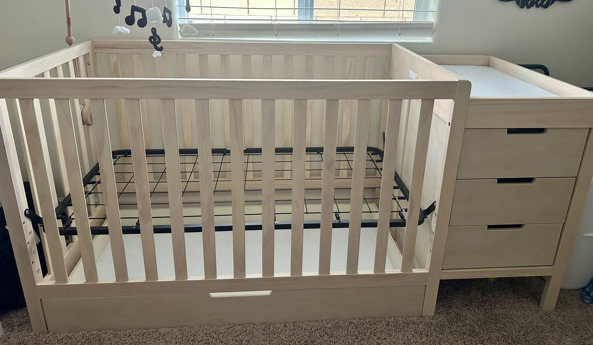 Crib/Changing Table With Drawers