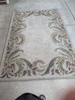 5'.2" X 7'.6" Area rug by Newcastle