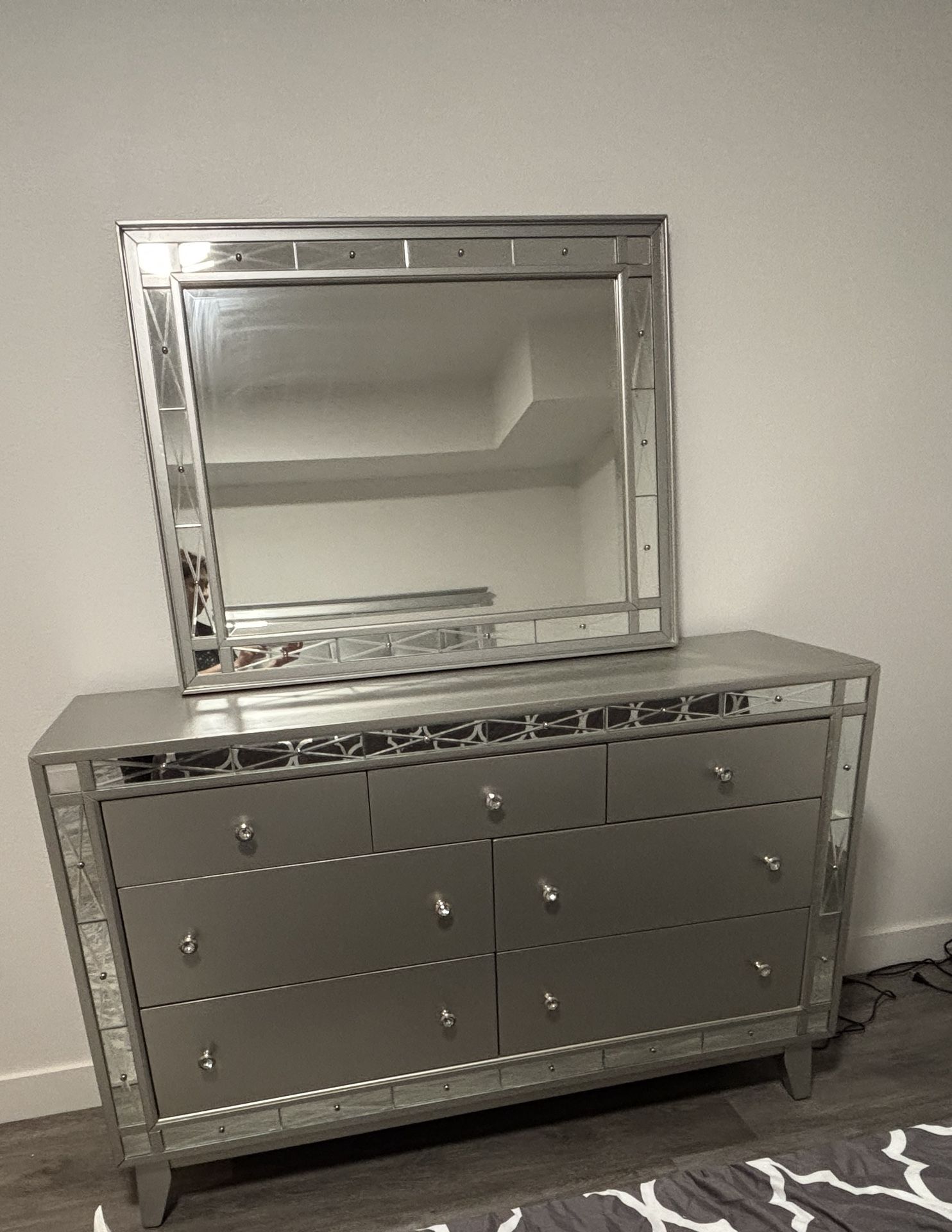 Dresser With Mirror
