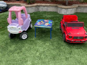 Vendo carritos y mesita para niños pequeños