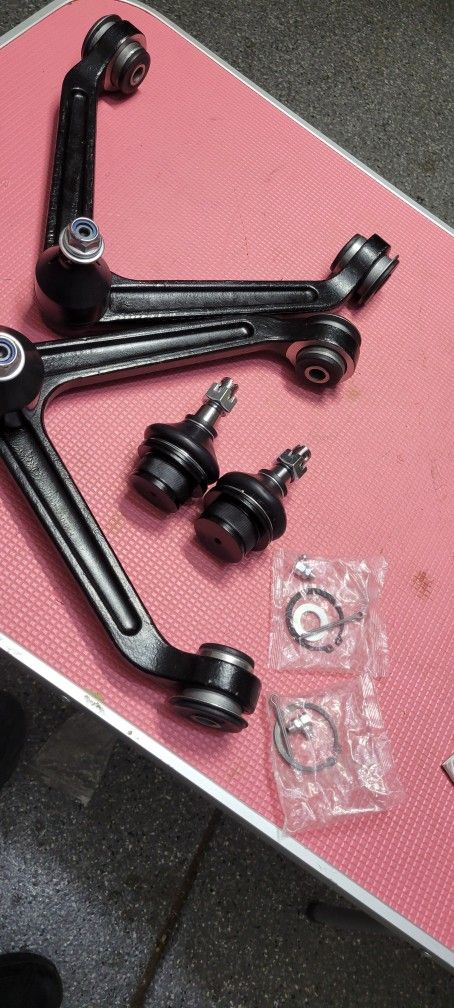 02-05 Dodge Ram 1500 Upper Control Arm / Lower Ball Joint 4 pcs 