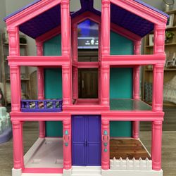 Dollhouse with ringing Door Bell