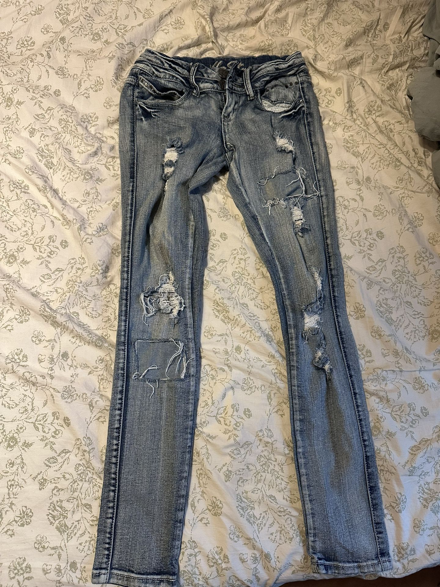 $5 Size 0 Vanilla Star Skinny Jeans 