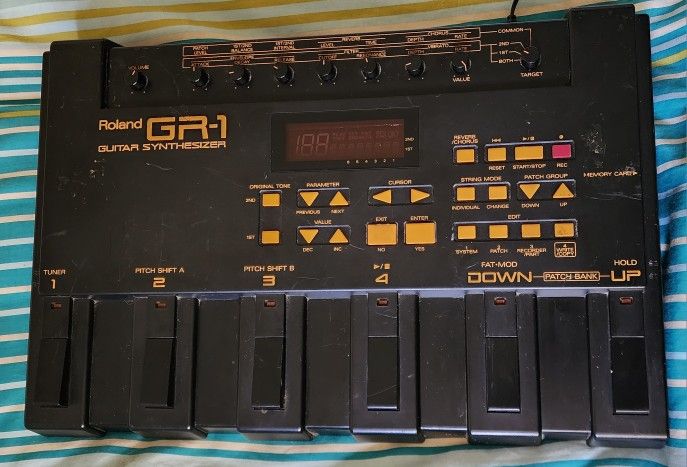 Roland GR-1 Guitar Synthesizer