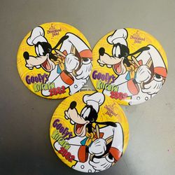 Disneyland Hotel Goofys Kitchen 2002 Pin  Goofy Chef Collectible Button Badge