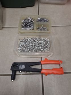 Pop rivet tool with rivet assortment