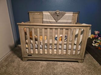 Simmons Crib and Dresser w/ changetop
