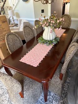 Bombay Company dining table and 8 chairs