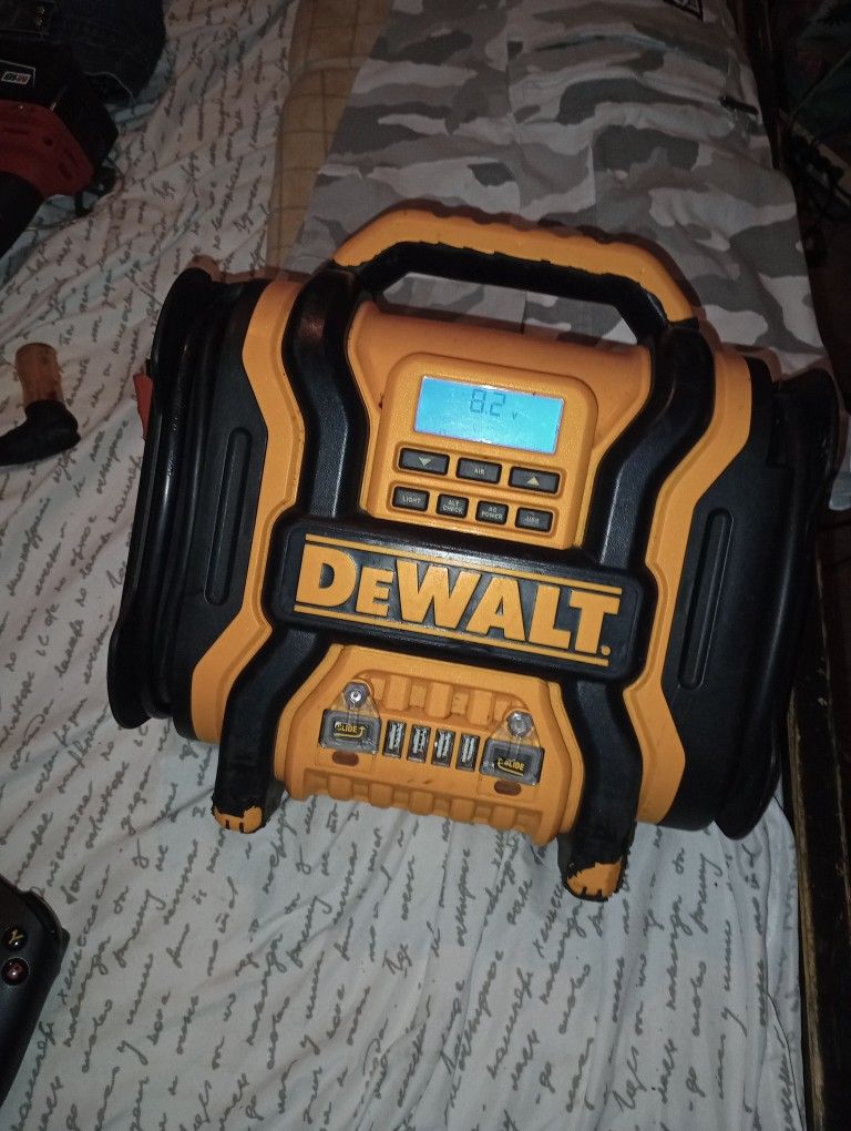 DeWalt  Jump Box