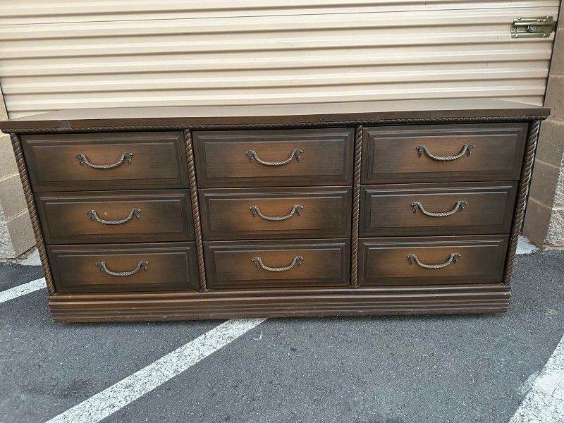 9 drawer dresser, solid wood/ tocador de madera solida de 9 cajones 