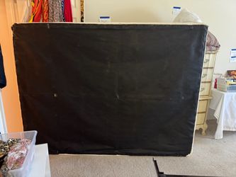 Queen bed frame / box spring . SERTA