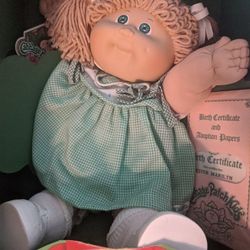 Cabbage Patch (1984/1985) With Birth cert & Adoption Papers