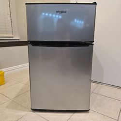 Whirlpool Mini Fridge - READ DESCRIPTION