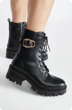 NEW IN BOX Booties DALLYN size 7.5