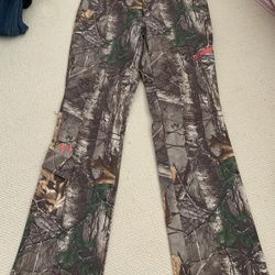Womens Size 8 Under Armour Camo Pants 