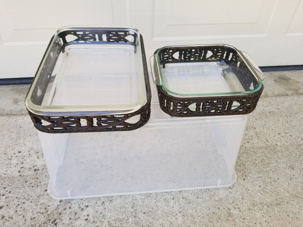 set of 2 pyrex with metal holder