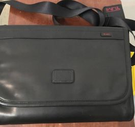Tumi Alpha Nappa Leather Crossbody Messenger Bag in Mint Condition