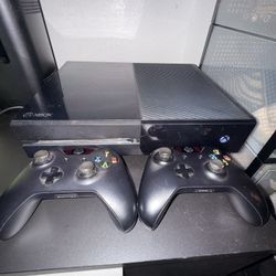 Xbox One + 2 Xbox Controllers 