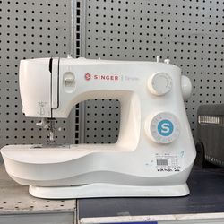Singer sewing machine with foot pedel