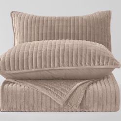 Wonderful Modern Stripe Velvet Quilt Set – 3-Piece Reversible Bedding, All-Season 