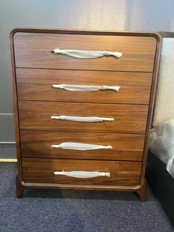 5-Drawer Walnut Chest of Drawers，$450