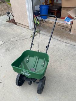 Scotts Turf Builder EdgeGuard Mini Broadcast Spreader